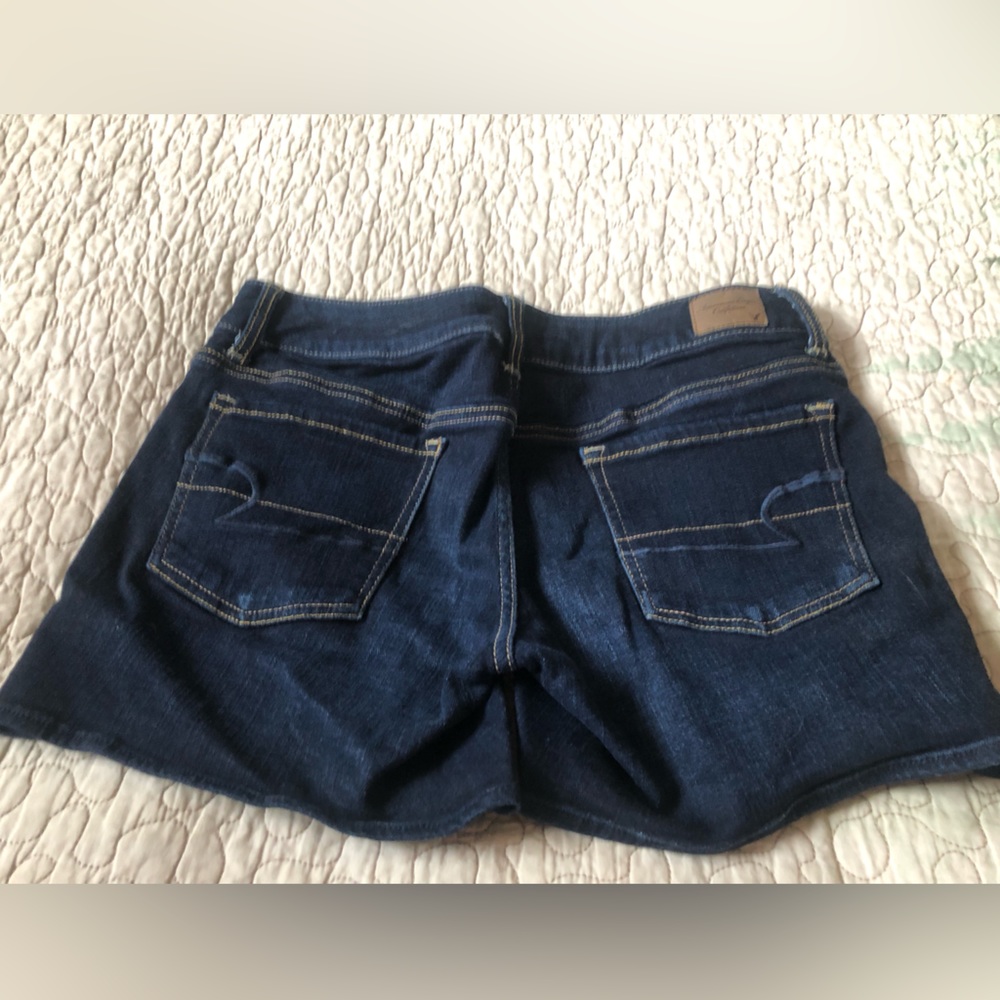 American Eagle dark blue stretchy jean shorts size 8- like new condition